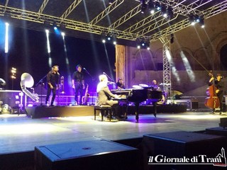 Prima parla con la musica, poi fa il bagno di folla: Gualazzi, il «timido guascone», conquista Trani a modo suo