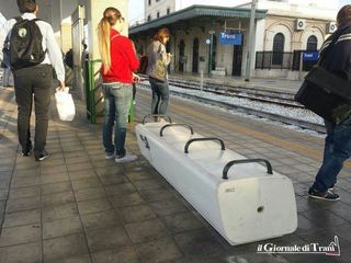 Tratta Bari-Foggia, a Trani fermata alle 7.02, impossibile prendere le coincidenze. Il Movimento consumatori: «Siamo a fianco dei pendolari»