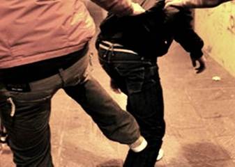 Nuova rissa al porto: 17enne di Bisceglie gravemente ferito con una bottiglia, fermato un giovane di Trani