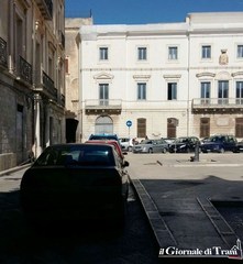 Piazza Cesare Battisti, rimosso il divieto: il lato tra via Prologo e via Beltrani adesso è libero