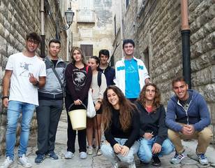 Il «retrobottega» del centro storico di Trani torna pulito: merito degli Studenti democratici