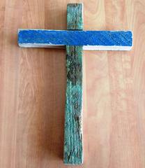 Lampedusa, quattro anni dopo. Baratta, che ne salvò dodici, dona alla sua Trani una croce con i resti del naufragio