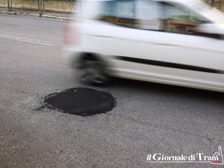 Trani, in via Falcone buca riparata con sorpresa: chiusino non stabilizzato, ma soppresso