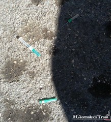 Siringhe per strada da giorni: succede a Trani, in corso Italia