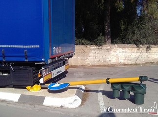 Trani, tir abbatte semaforo in via Duchessa d'Andria: spento l'impianto, riprende il festival dei clacson
