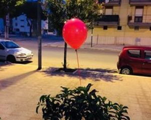 Effetto «It»: per promuovere il film, palloncini rossi in giro anche per Trani. Idea di un'attività del corso