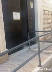 C'è la rampa, ma la porta è chiusa: disabili, in via Beltrani l'Agenzia è delle «non entrate»