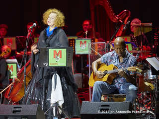 Da star internazionale ad amica della porta accanto: la magia di Sarah Jane Morris scalda ed emoziona Trani