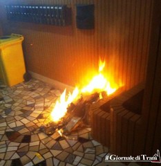 Vandali in azione nella notte a Trani: a fuoco bidoncino della differenziata in un androne  di via Calatafimi