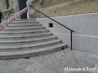 Trani, caduta di calcinacci dal Comune. Zona transennata