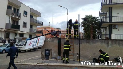 Maltempo a Trani, il vento spezza palo di un'insegna. Nessuna conseguenza