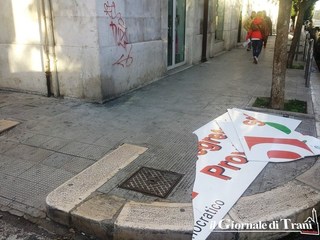 Spaccature nel Pd? Sì, ma solo di un'insegna della sede. Trani, il vento non risparmia neanche la politica