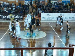 AGGIORNATO. Fortitudo inarrestabile: vince a Bari 79-72 ed è sola al comando. Juve Trani asfalta Barletta 75-57 e insegue i cugini