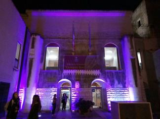 Lotta ai tumori, la biblioteca di Trani si tinge di rosa