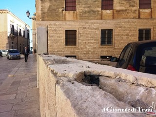 Pinacoteca del Museo diocesano di Trani, muretto sventrato dopo la rimozione della recinzione pericolante