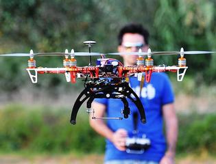 Emergenze ambientali, abusi edilizi e molto altro: la Polizia locale di Trani fa addestrare cinque vigili per pilotare il drone inutilizzato