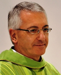 Il primo saluto dell'arcivescovo di Trani è un bagno di umiltà: si firma «don Leonardo»