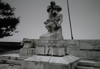 Monumento ai caduti nella villa di Trani, la guida turistica Moselli ne ripercorre la storia e aggiunge: «Dov’è finita “la Vittoria”»?