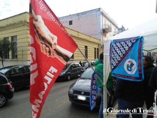 Stop alla vigilanza armata dei siti di Amiu, sette guardie giurate disoccupate: sciopero della fame davanti al Comune di Trani