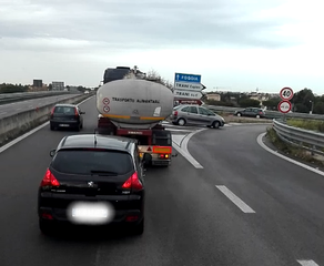 VIDEO. Auto contromano sulla 16 bis nei pressi di Trani sud: sfiorata la tragedia