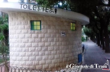 Bagni pubblici a Trani, «quello della piazza resta vietato alle donne»