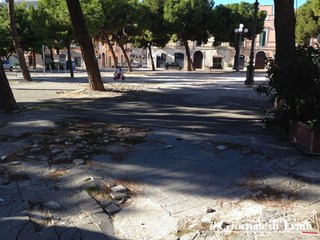 La vera «porta di Trani» è sempre più impresentabile: nuove «cartoline» da piazza Gradenigo