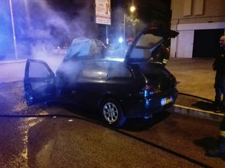 Incendio doloso distrugge auto di agente e sindacalista del Commissariato di Trani: «Amareggiato, ma avanti con il nostro lavoro». I precedenti