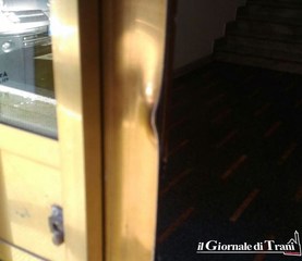 Scassinano il portone di uno stabile nel centro di Trani, residente urla e li mette in fuga: nessuna denuncia