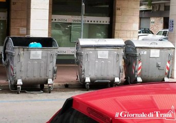 Trani, anarchia in corso Italia: un cittadino sposta tre cassonetti da un luogo ad un altro.  Conseguenze: strisce blu occupate ed immondizia per terra
