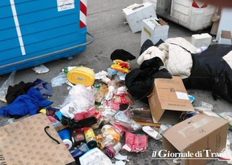 Conferimento rifiuti, a Trani inciviltà alle stelle. E piazza Albanese diventa un campo di battaglia