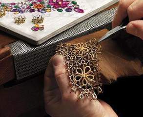 Auser Trani, riprende il corso di bigiotteria. Prima lezione, oggi