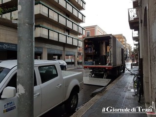 Tonno «spiazzato»: Trani, arrivano i mezzi del film e trovano le auto degli incivili che non rispettano l'ordinanza