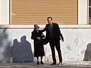 «Tonno spiaggiato», il calendario delle riprese a Trani e le prime immagini. E Matano si veste da prete