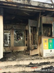 Trani, divorato dalle fiamme il chiosco «h24» di Colonna. Da accertarsi l'origine del rogo