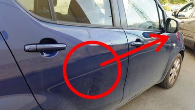 «Mi hanno puntata e colpito, ma non ho abboccato». Truffa dello specchietto, la testimonianza di una donna di Trani