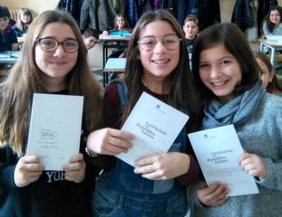 Tre ragazze della Rocca-Bovio-Palumbo trovano un portafogli e lo riconsegnano. Il Sottosegretario D'Onghia:  «Complimenti per la vostra onestà»