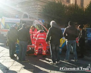 Accecata dal sole, non scorge il pedone che attraversa la strada: donna investita sul corso principale di Trani