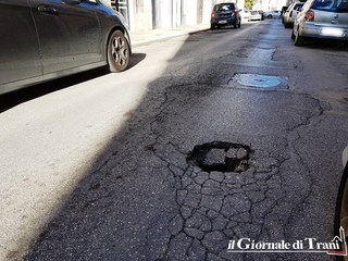 Voragine in pieno centro di Trani, nessuna conseguenza ma forti disagi