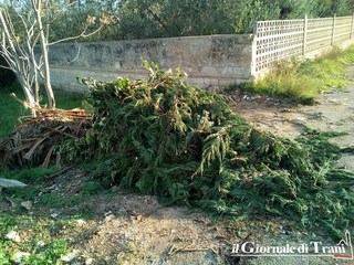 Trani, terra di nessuno: a Capirro, due mesi dopo, via di Villa Friuli nuovamente invasa dai rifiuti selvaggi