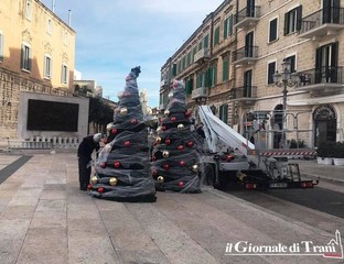 Natale di Trani, primi allestimenti di «Adotta una strada». Tutti i nomi e vie. In piazza Quercia, alberi da 7mila luci ed un pista di pattinaggio su ghiaccio