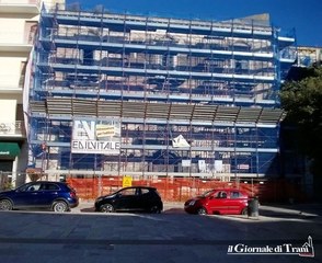 Fondaco dei Longobardi, le impalcature diventano un mega cartellone pubblicitario: il Comune di Trani ne vende gli spazi