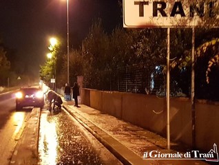 Trani, benvenuti strisciando: auto prende in pieno il cordolo della pista ciclabile e resta bloccata sotto la pioggia