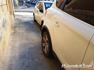 Abbiamo pagato i marciapiedi rifatti, ce li distruggono di nuovo: Trani, l'inciviltà è un danno che fa danni