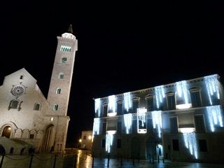 Trani, piazza Duomo si accende delle luci del Polo museale che riapre. «Light on» anche in piazza Quercia. Pattinaggio sul ghiaccio, i prezzi