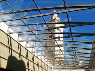 Bello di notte e, da domani, anche di giorno: Trani, Palazzo Lodispoto riapre con la nuova copertura con vista campanile