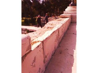 Pezzi di parapetto della villa gettati in mare: il Comune di Trani li fa sostituire impegnando 4500 euro