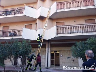 Trani, scivola in casa dopo avere dato le mandate: soccorsa da Vigili del fuoco e 118, sta bene