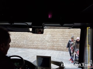 In bus elettrico per le strade del centro: «Trani to go» passa anche sotto l'arco e non si ferma neppure davanti agli incivili