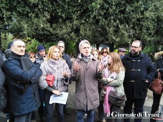 Cava dei veleni bis, per il momento nella piazza di Trani solo poche decine di persone. Ci si organizza per un maxi evento domenica prossima