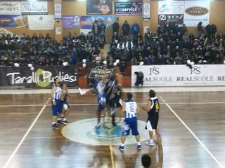 La Juve le prova tutte, ma la Fortitudo bissa il derby e si conferma prima: 58-67